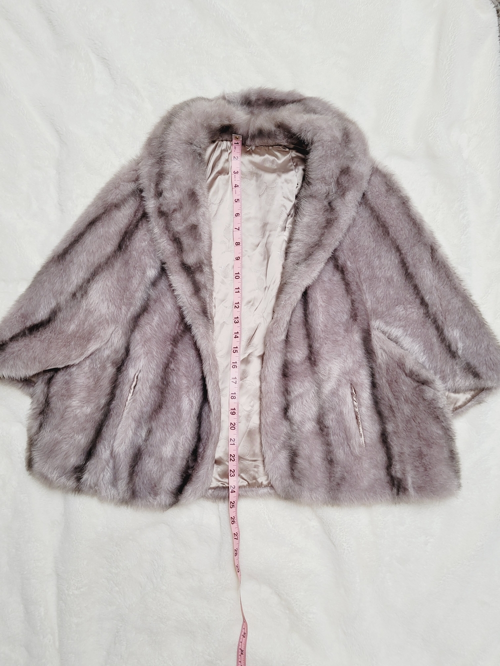 Vintage Luxurious Grey Faux Fur Short Cape- Elegant Women's Jacket - Picture 5 of 7